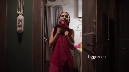Leona Mia - A day in the life of Leona Mia (Hegre Art) - Vidéo premium HD - Solo | Skiny Miss
