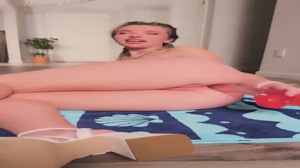 Little Blonde Plays With Her Asshole - Video Porno Gratuite HD | Skiny Miss