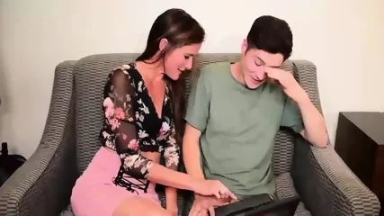 Stiefmutter fickt jungen Stiefsohn - Vidéo premium HD - Amateur | Skiny Miss