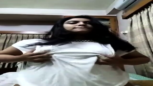 Bangladeshi Bitch Stripping and Massaging Her Boobs - Massage Porno en HD | Jeux de Rue