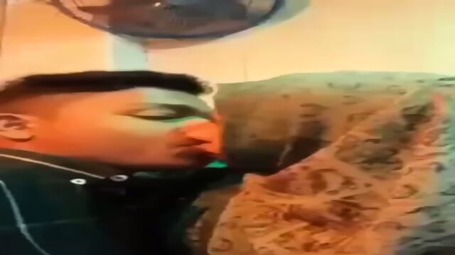 Bangladeshi teen couple kissing in restaurant, Boyfriend sucking boobs and biting niopples - Porno en Plein Air et Exterieur | Jeux de Rue